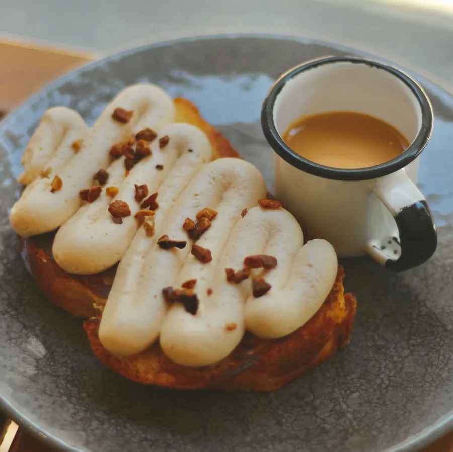 Toast com mousse de queijo e doce de leite